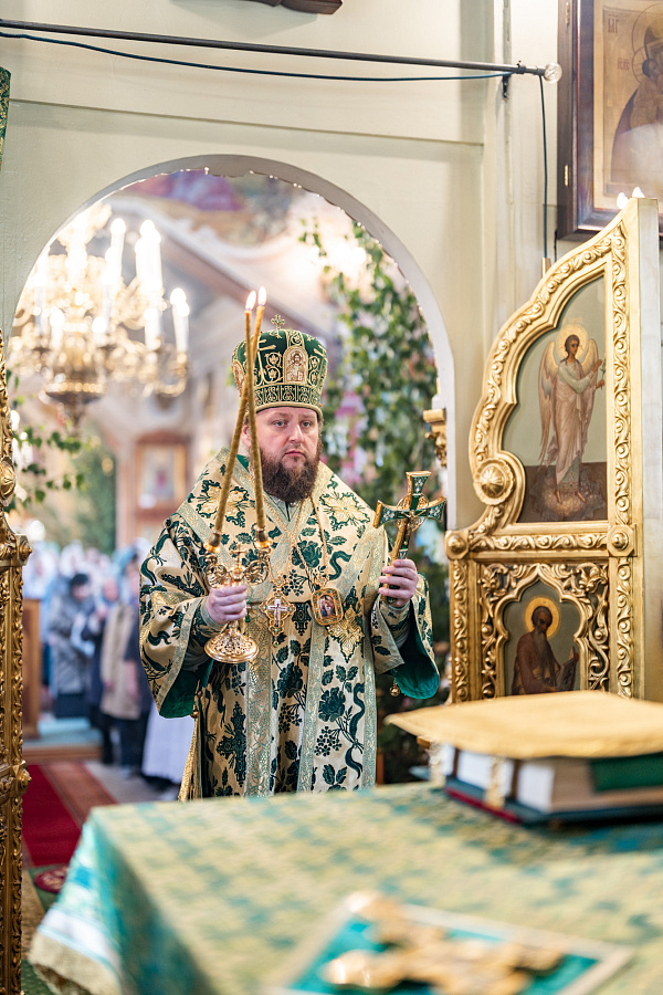 Божественная литургия в День Святого Духа в Троицком храме в Наташине города Люберцы